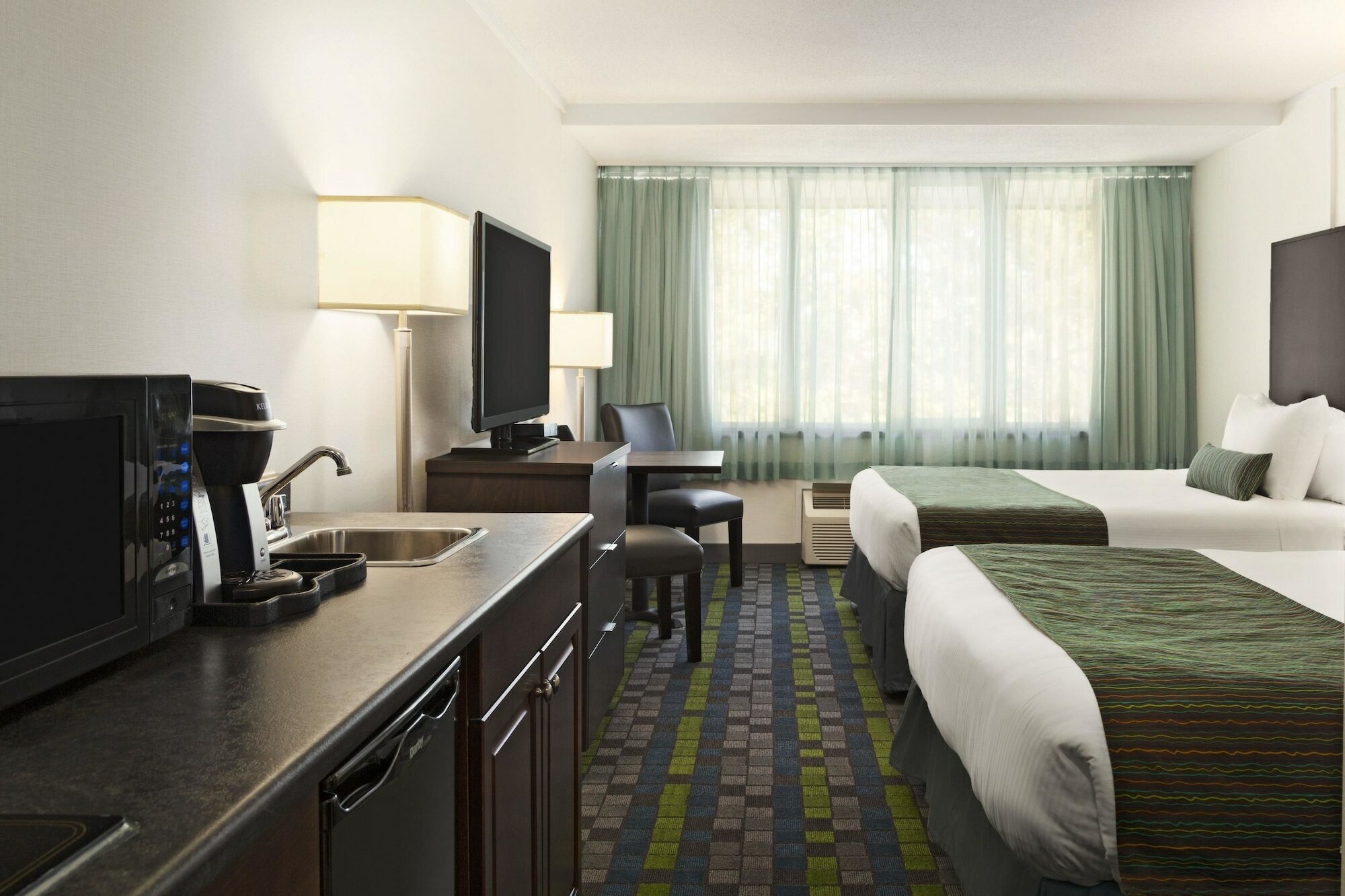 Фото Days Inn by Wyndham Victoria Airport Sidney