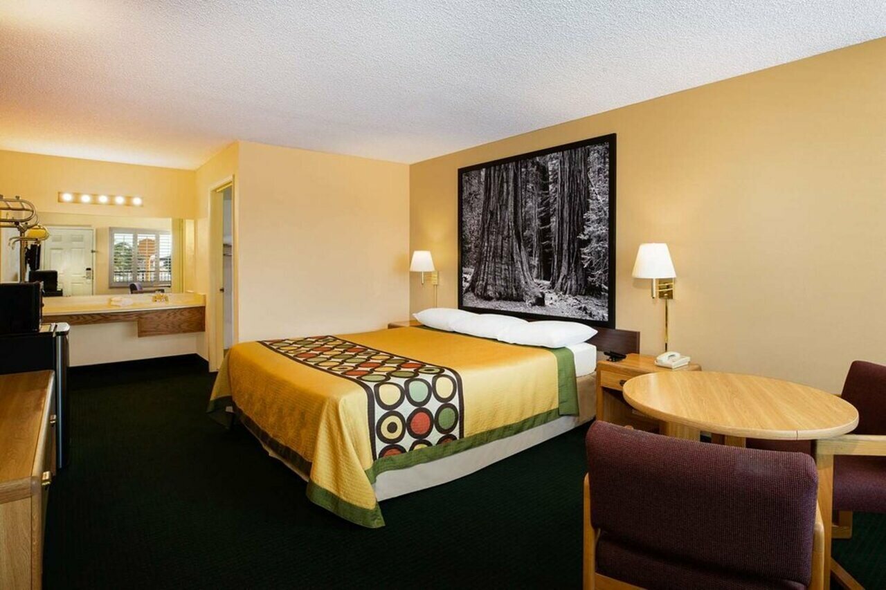 Фото Super 8 by Wyndham Lindsay Olive Tree