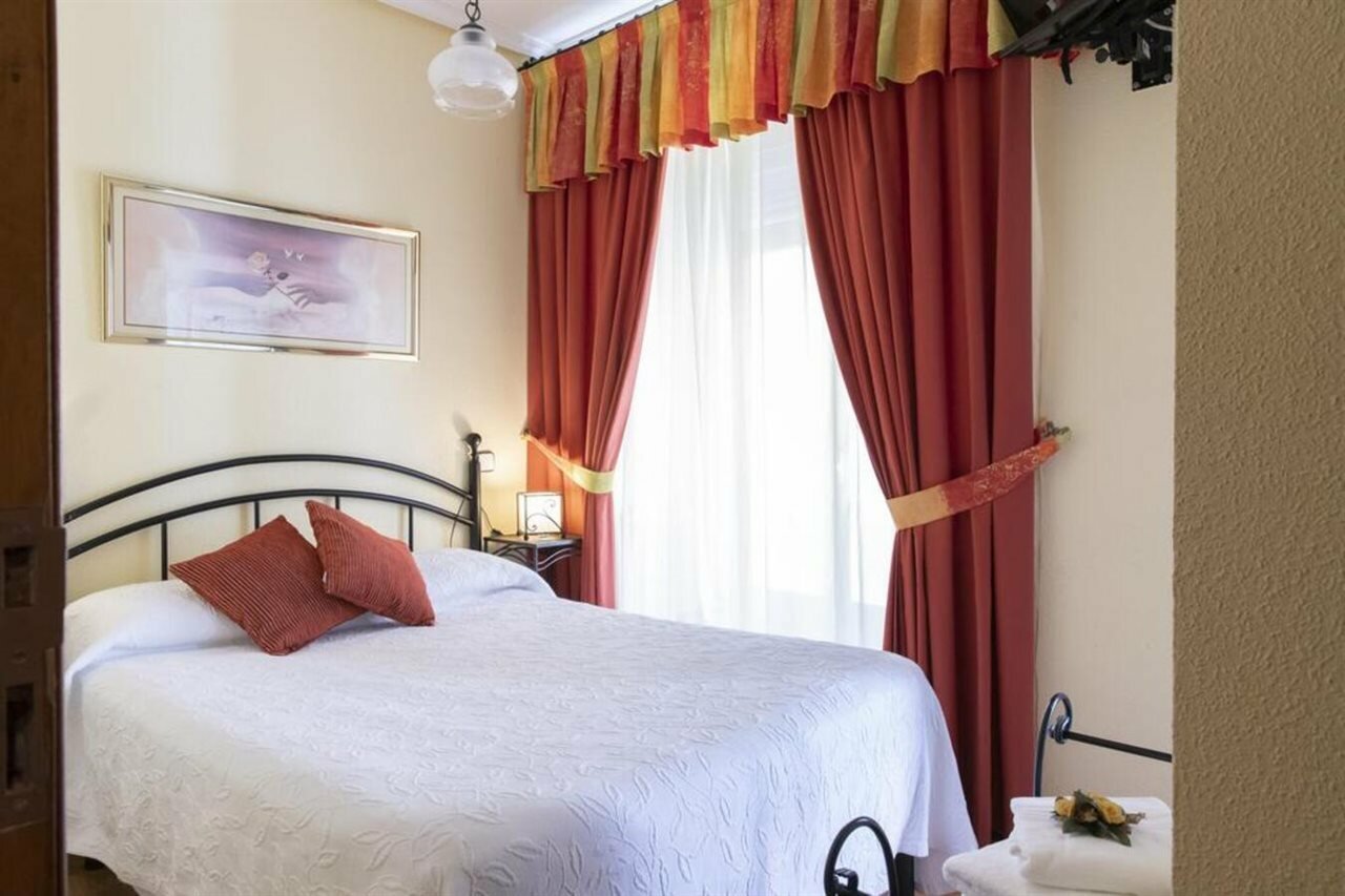 Фото Hostal Tokio