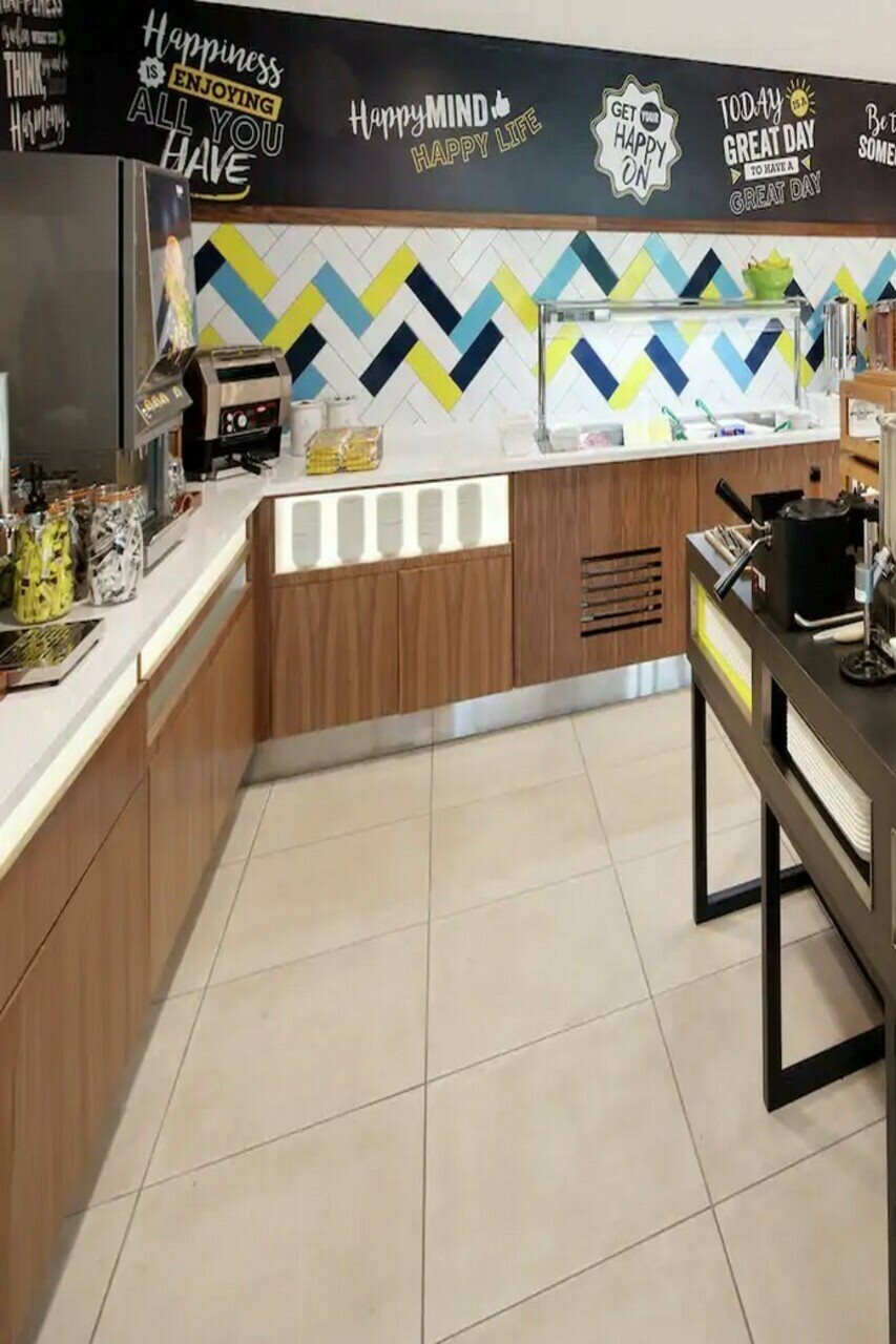 Фото Hampton by Hilton Ashford International