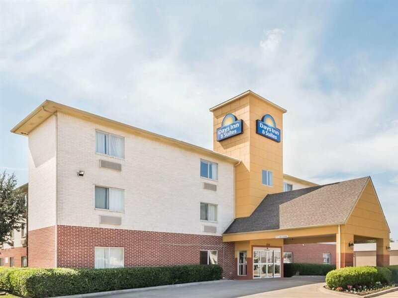 Фото Days Inn & Suites by Wyndham Dallas