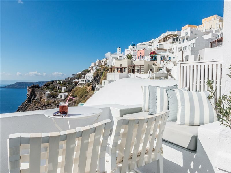 Фото On The Rocks Hotel