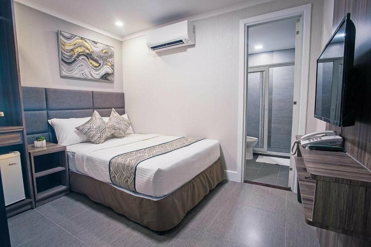 Фото Oyo 208 Anika Suites