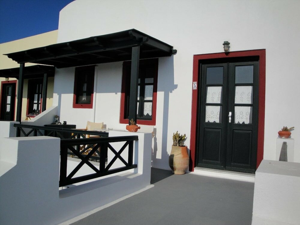 Фото Vrachia Studios & Apartments