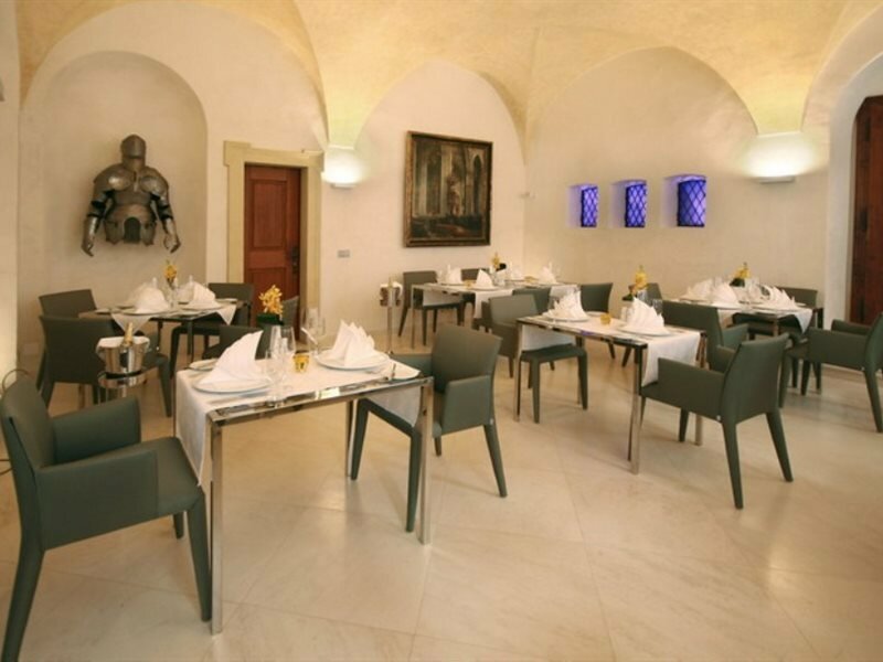 Фото Hotel Three Storks