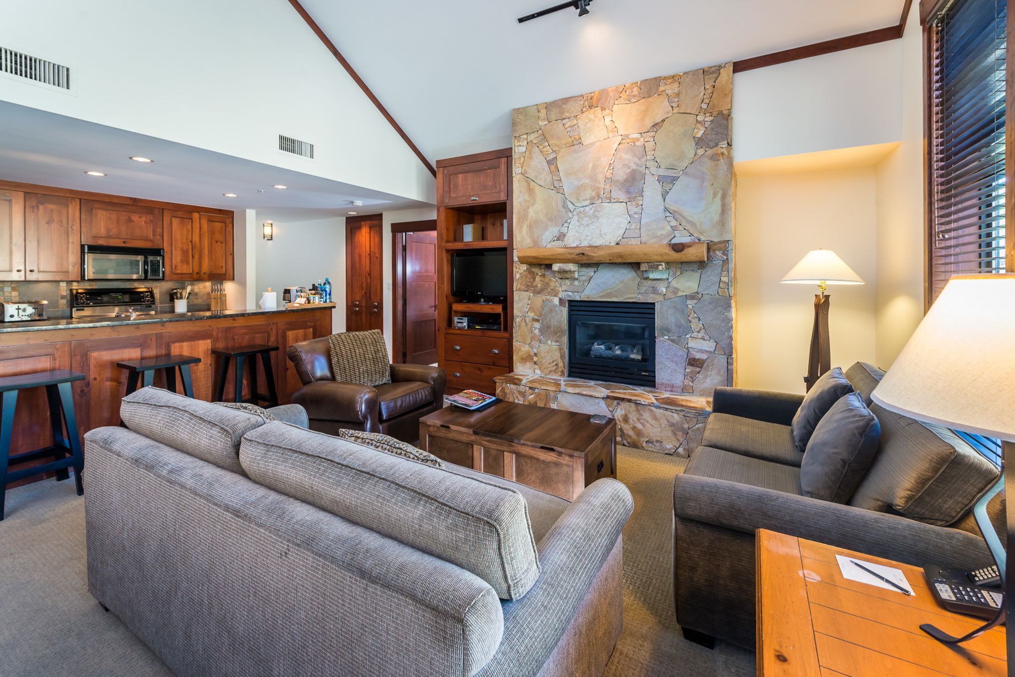 Фото First Tracks Lodge