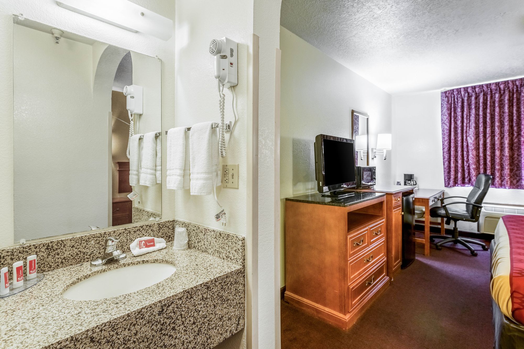 Фото Econo Lodge Inn & Suites