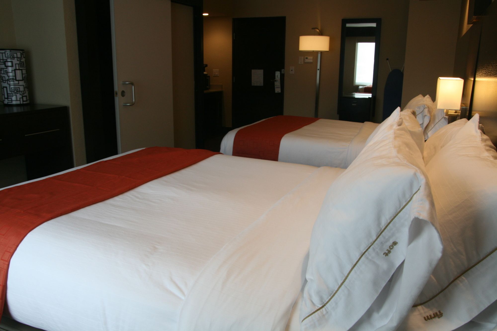 Фото Holiday Inn Express & Suites San Antonio Medical-Six Flags, an Ihg Hotel