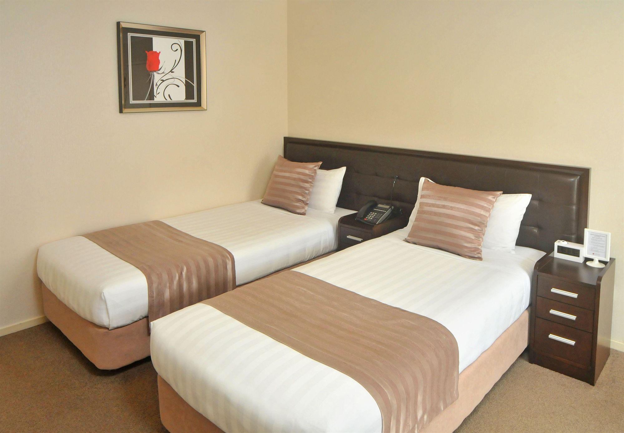 Фото Tudor Court Motor Lodge