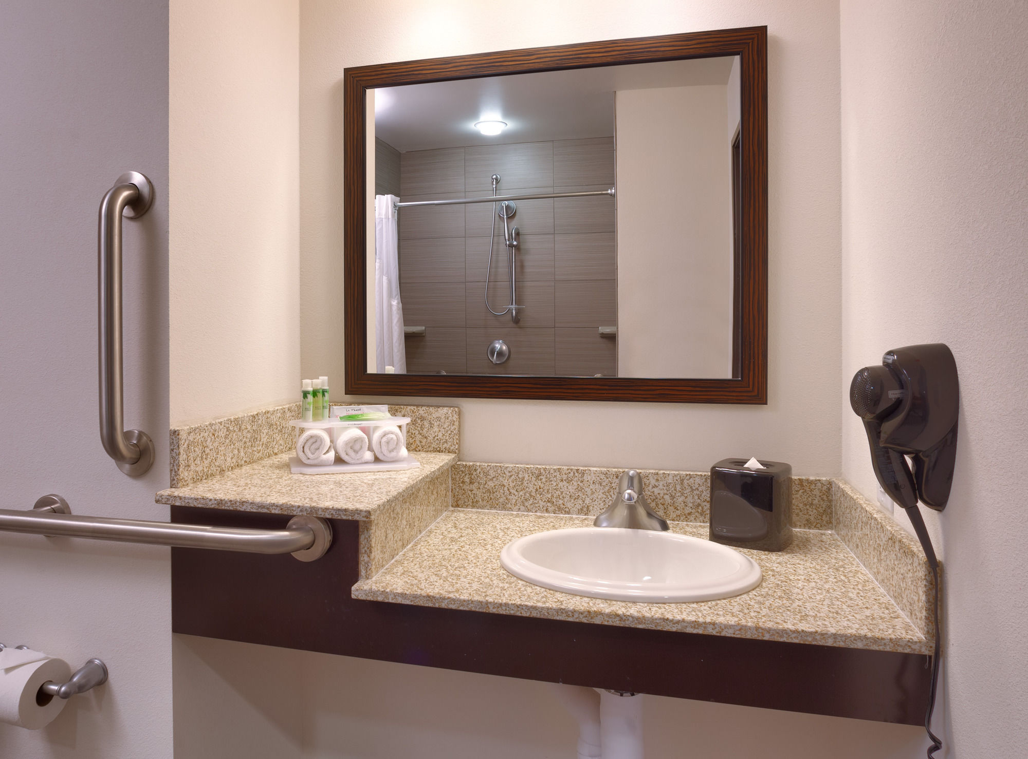 Фото Holiday Inn Express and Suites Overland Park, an Ihg Hotel