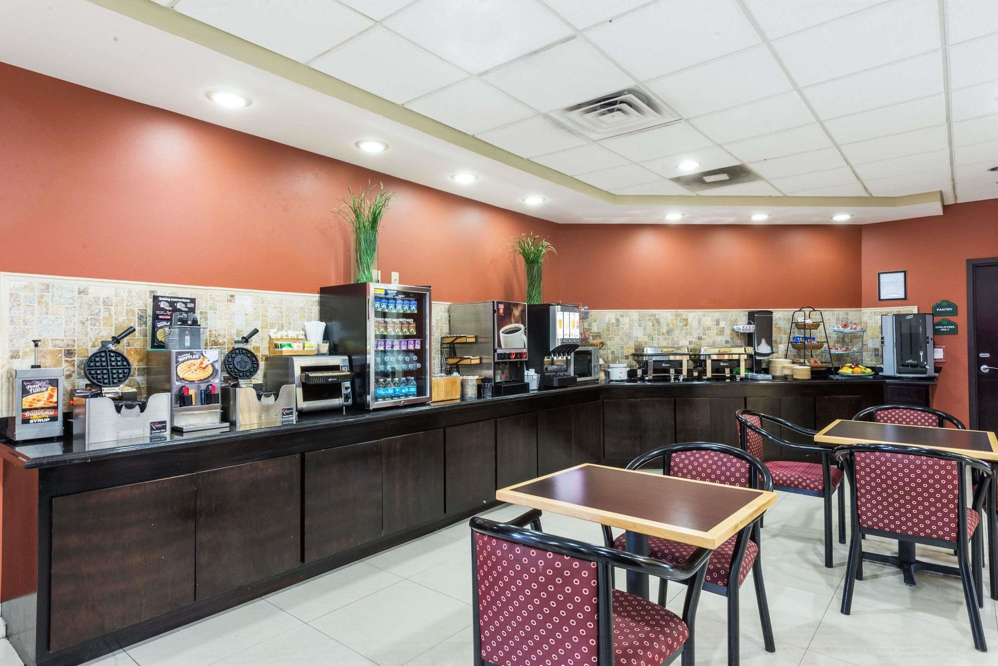 Фото Wingate by Wyndham Lake Charles Casino Area