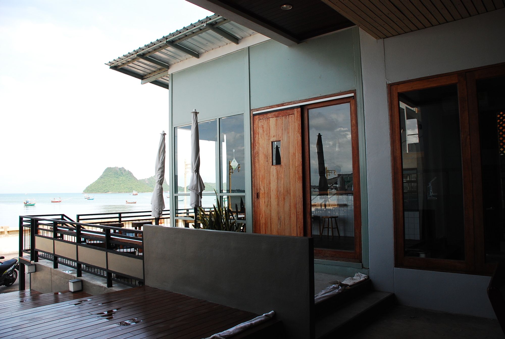 Фото Prachuap Beach Hotel