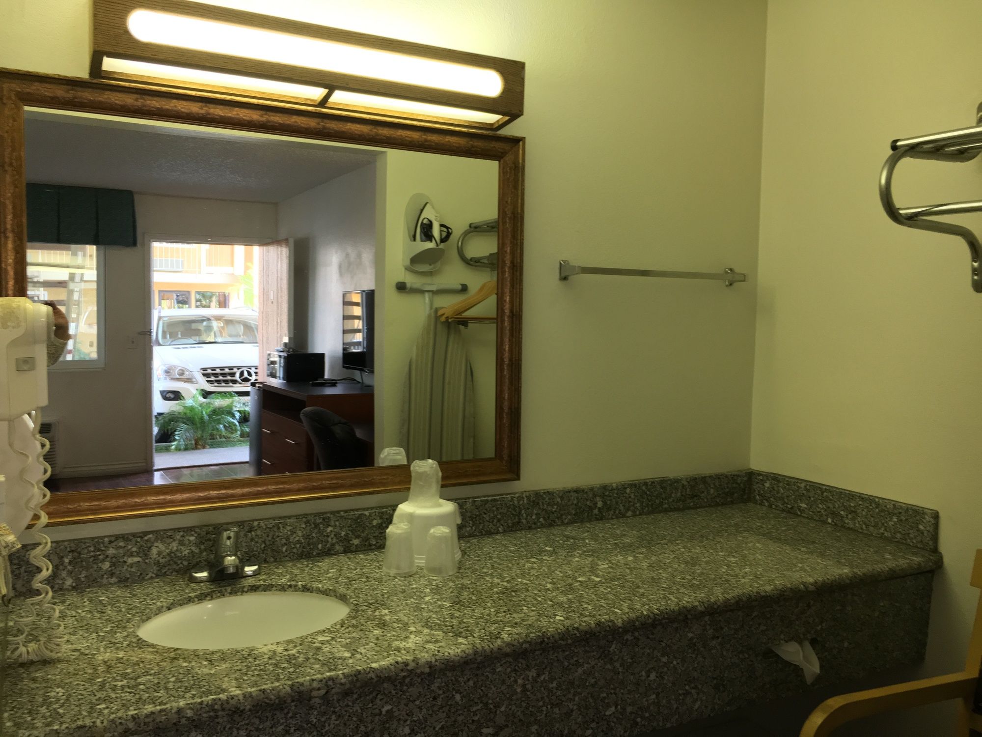 Фото Riverside Inn & Suites