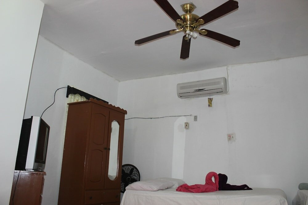 Фото Bachelor Inn Hotel