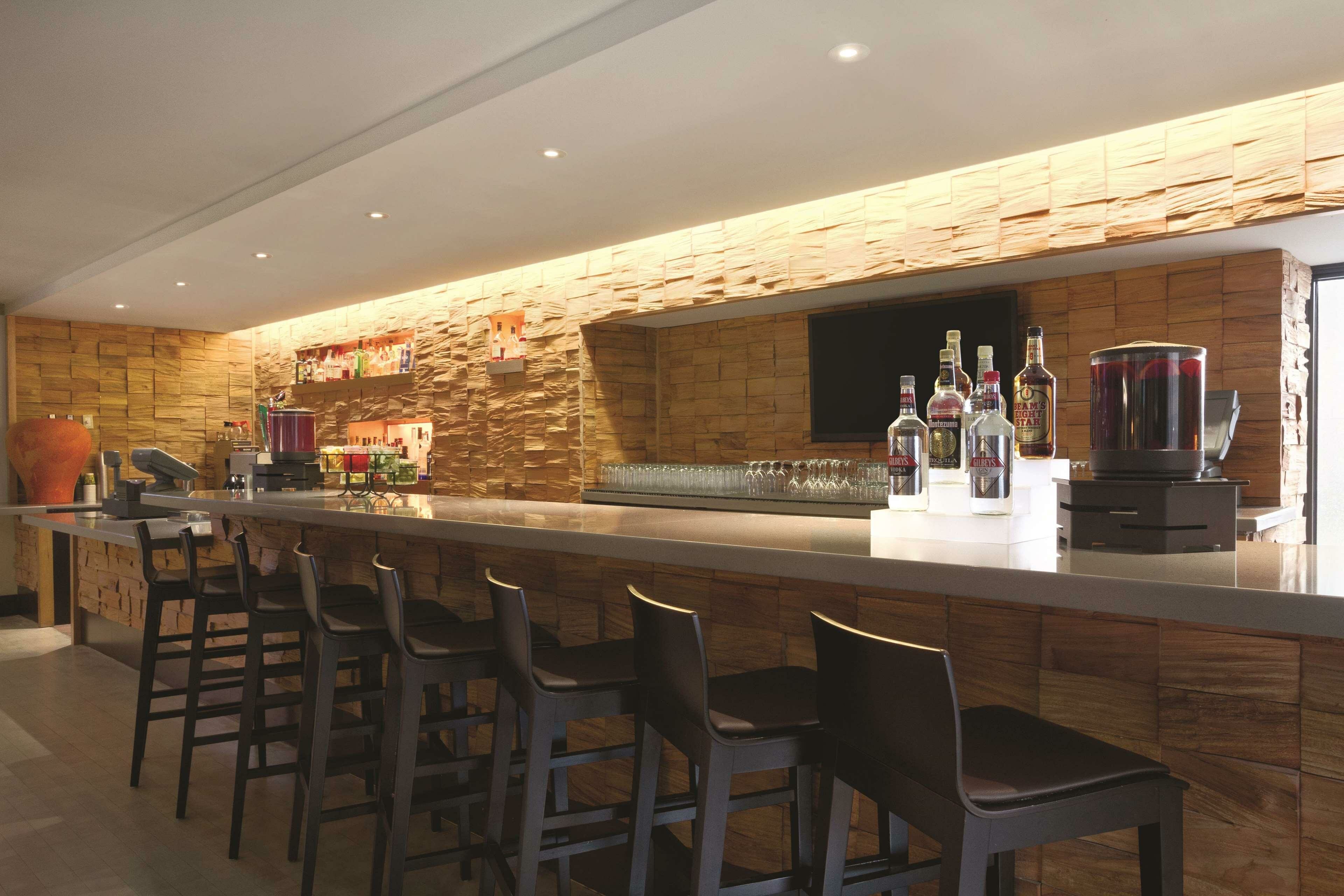 Фото Embassy Suites Baltimore-Downtown