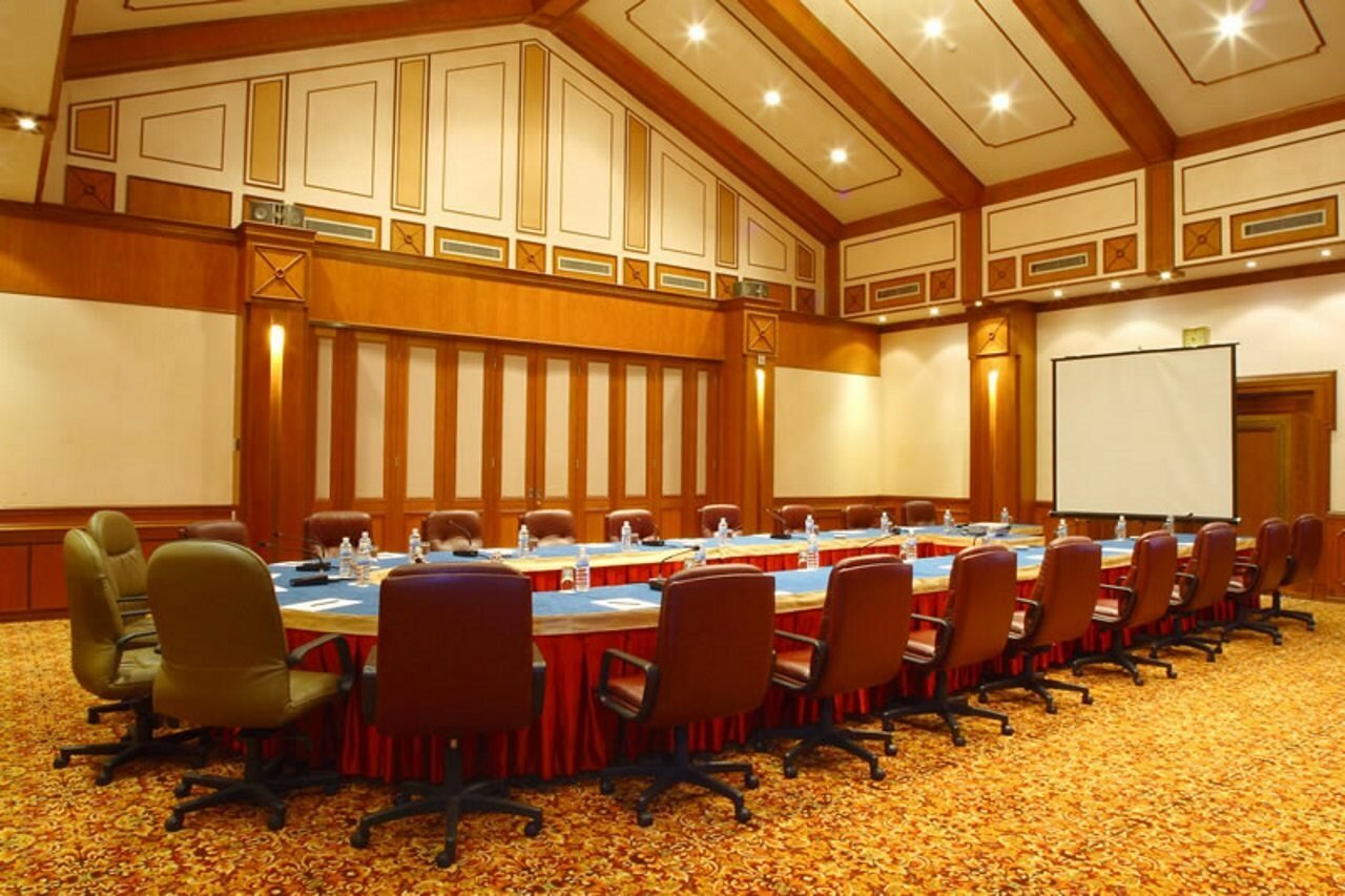 Фото The Centrepoint Hotel