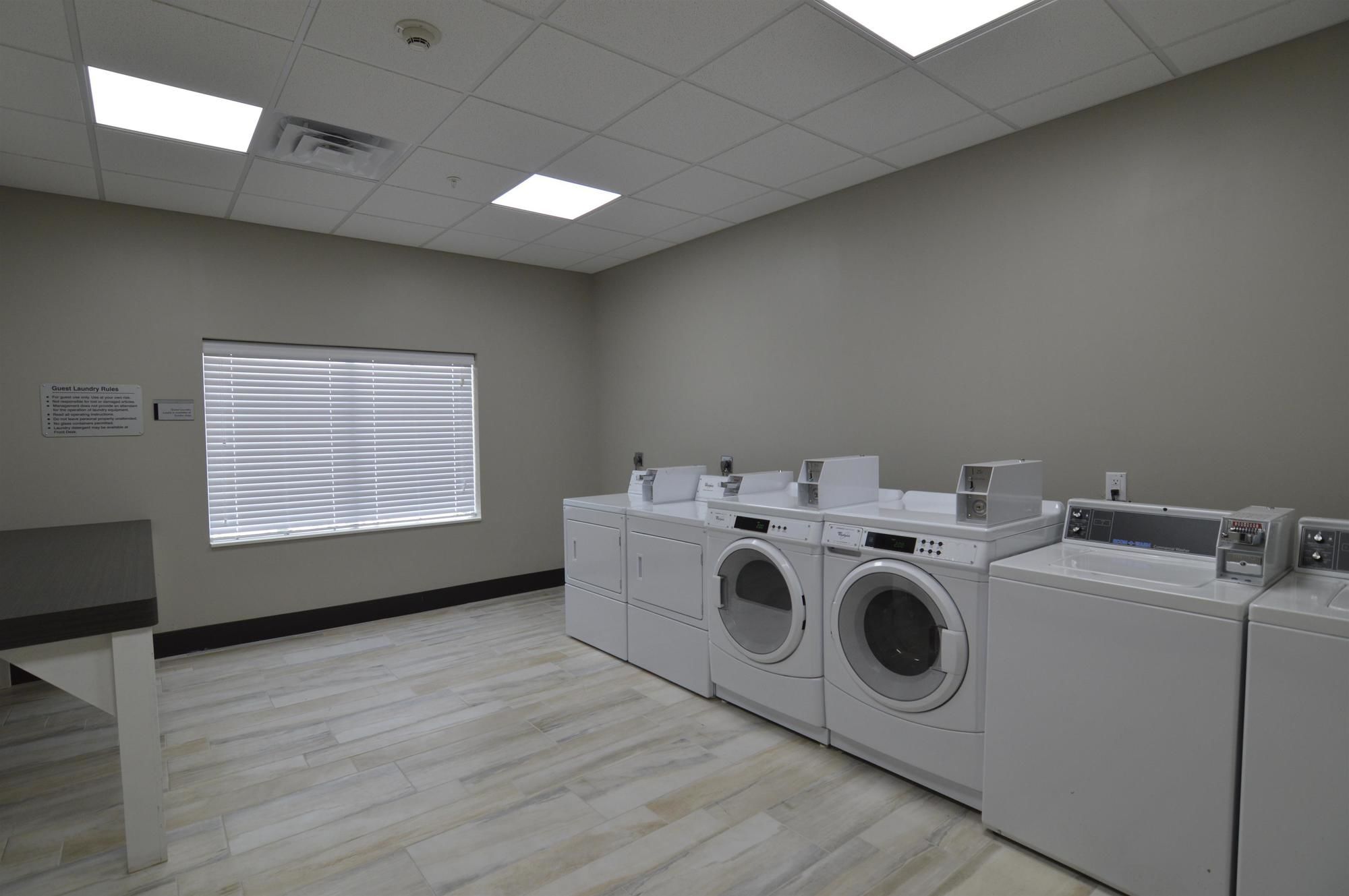 Фото Best Western Plus Pasadena Inn & Suites