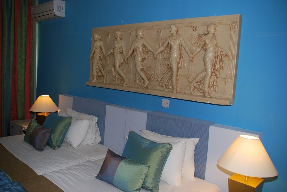 Фото The Caravel Hotel