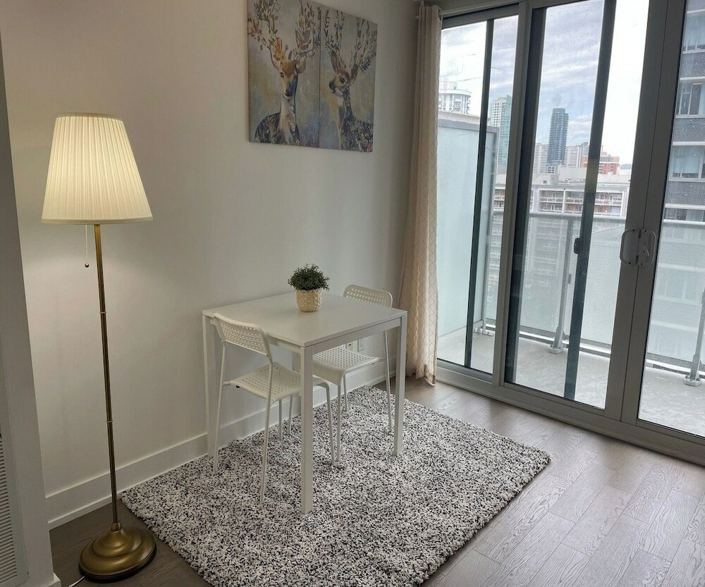 Фото Waterfront Yonge Apartments