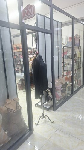 Үйде қыздар көрпенің астын сипап жүр