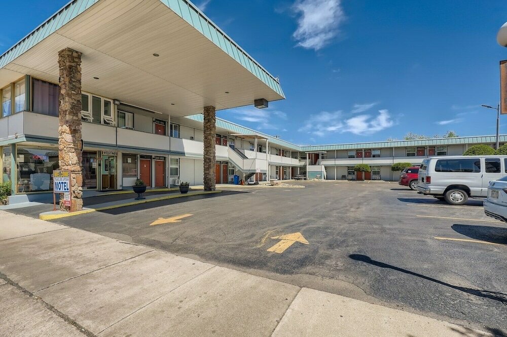 Фото Travelers Uptown Motel