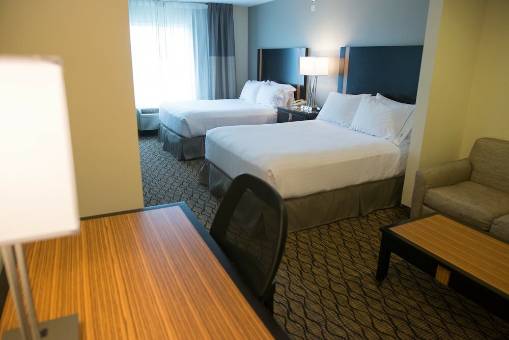 Фото Holiday Inn Express Hotel & Suites Chanhassen, an Ihg Hotel