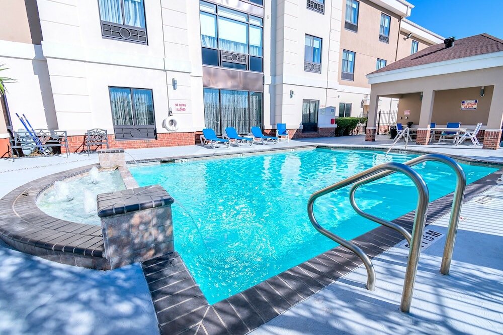 Фото Holiday Inn Express Hotels & Suites East Houston, an Ihg Hotel