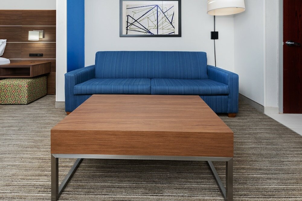 Фото Holiday Inn Express & Suites West, an Ihg Hotel