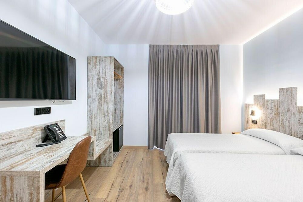 Фото Hostal Antón Martín