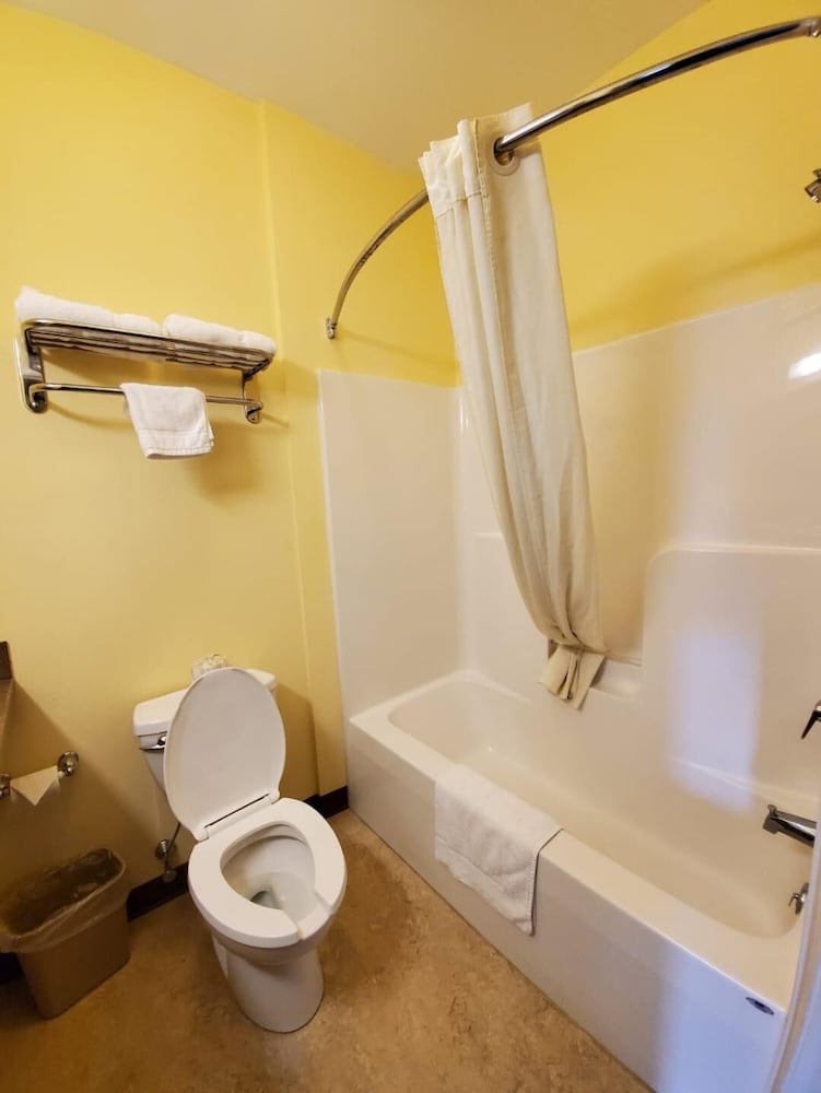 Фото Budget Inn Williamsport