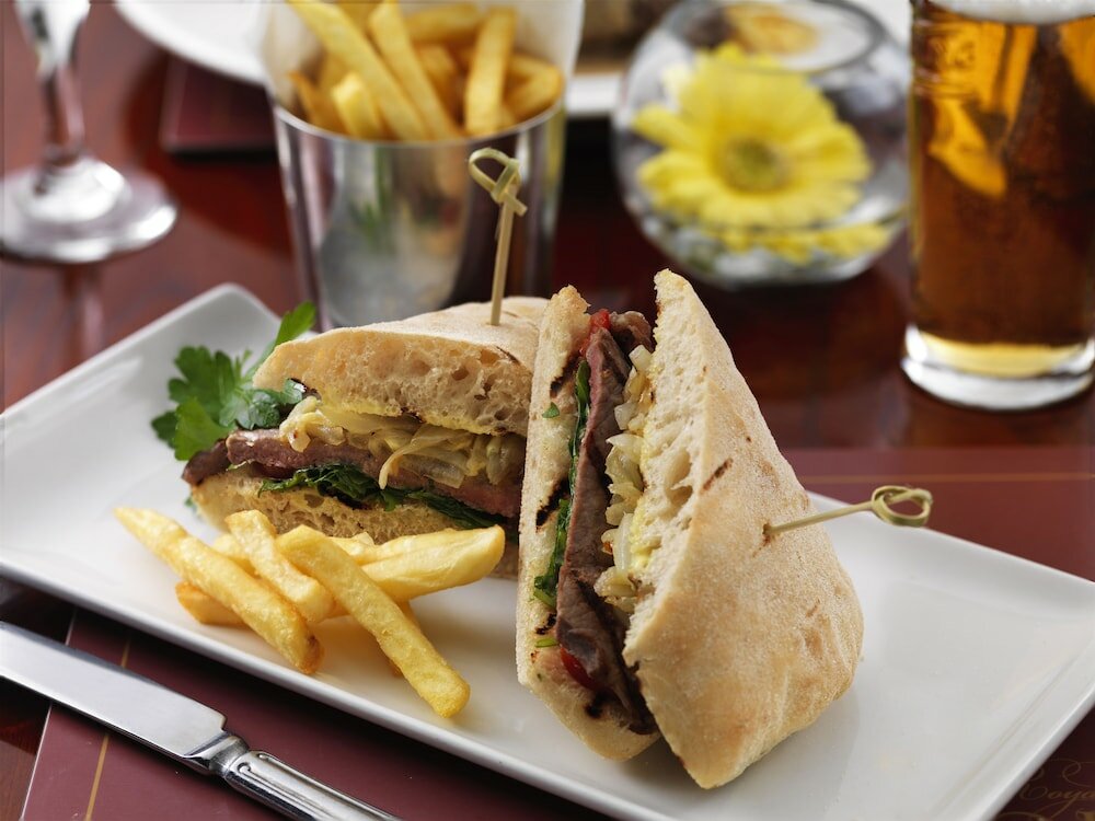 Фото The Royal Toby Hotel