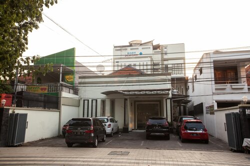 Гостиница RedDoorz near Taman Bungkul в Сурабае