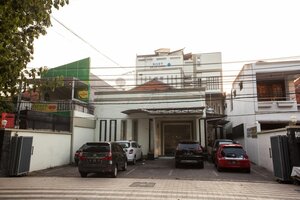 Гостиница RedDoorz near Taman Bungkul в Сурабае