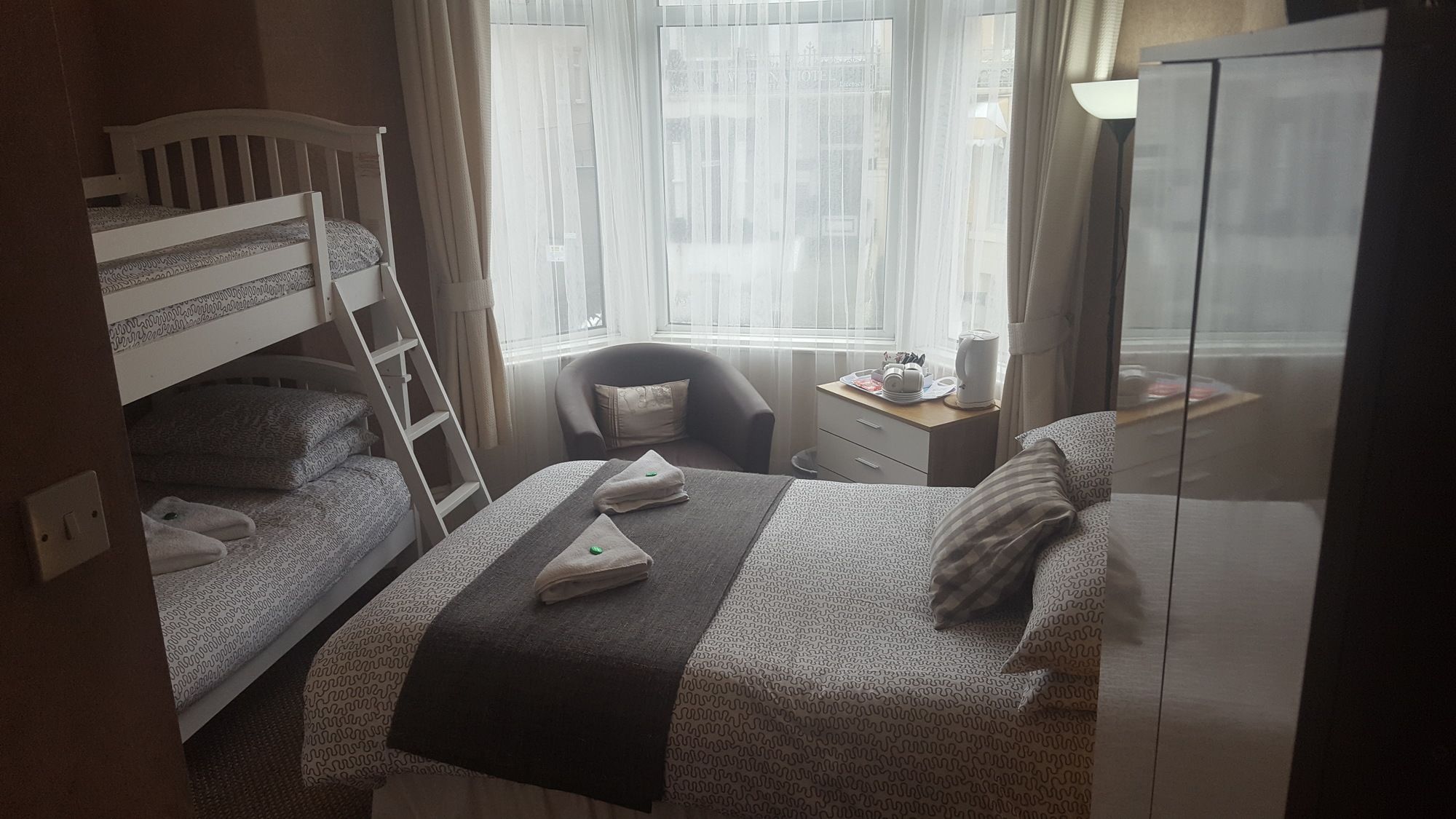 Фото Newholme Hotel