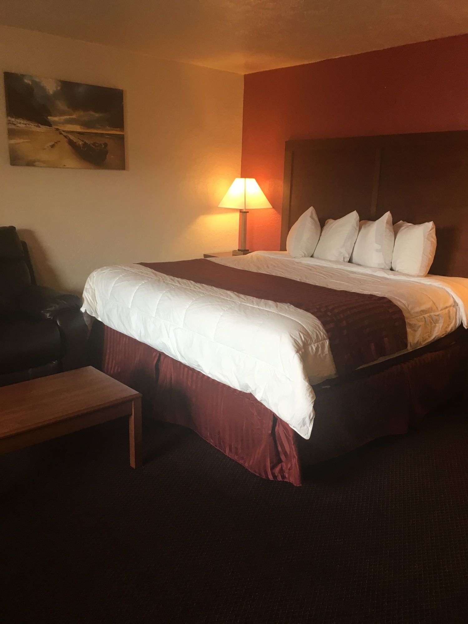 Фото Red Carpet Inn Medford