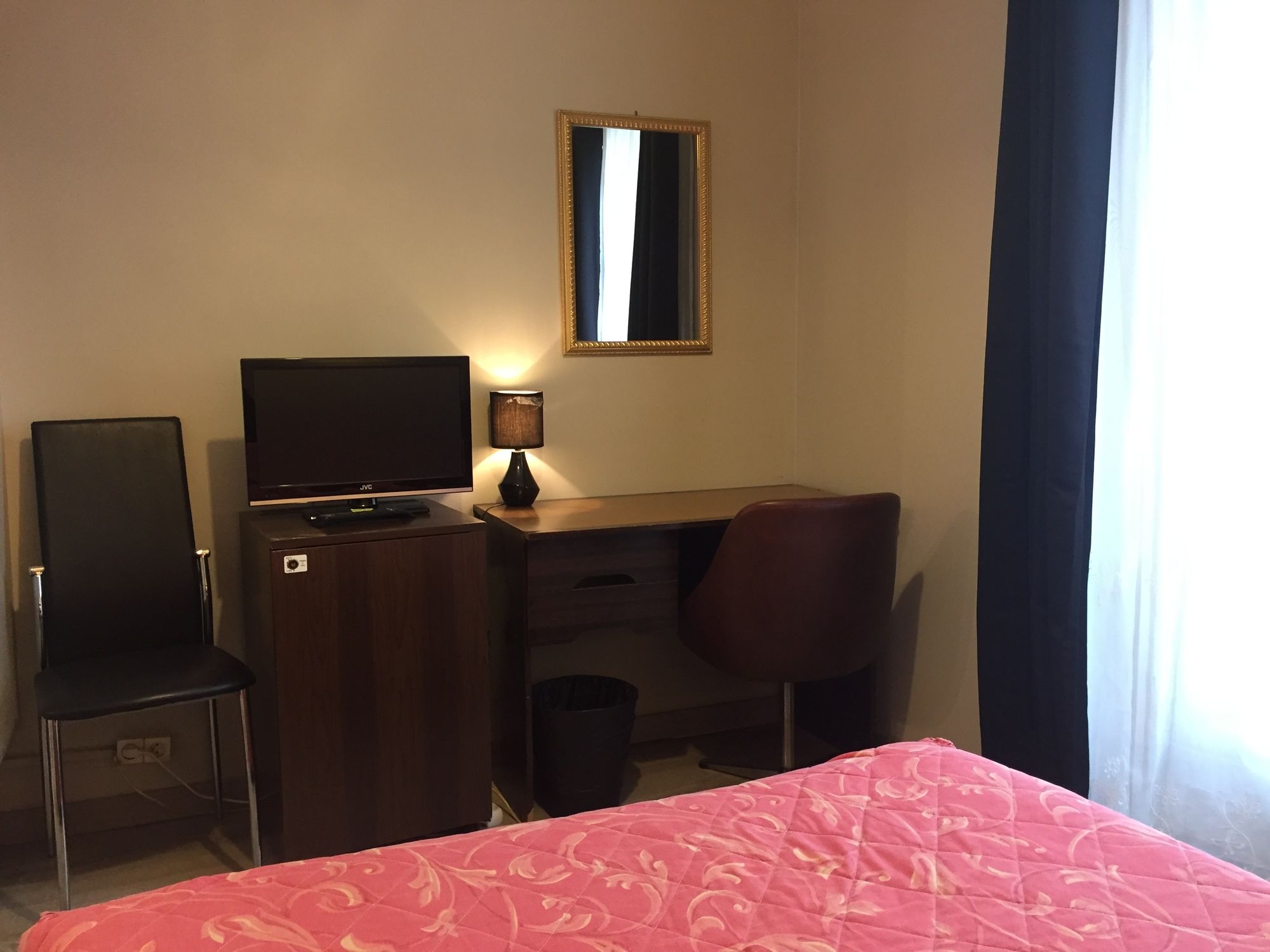 Фото Hôtel des Pyrénées