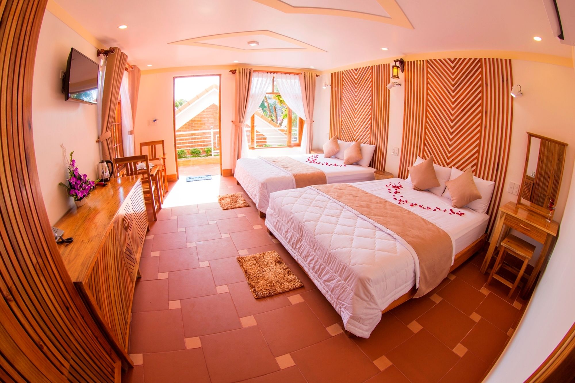 Фото Little Garden Bungalow