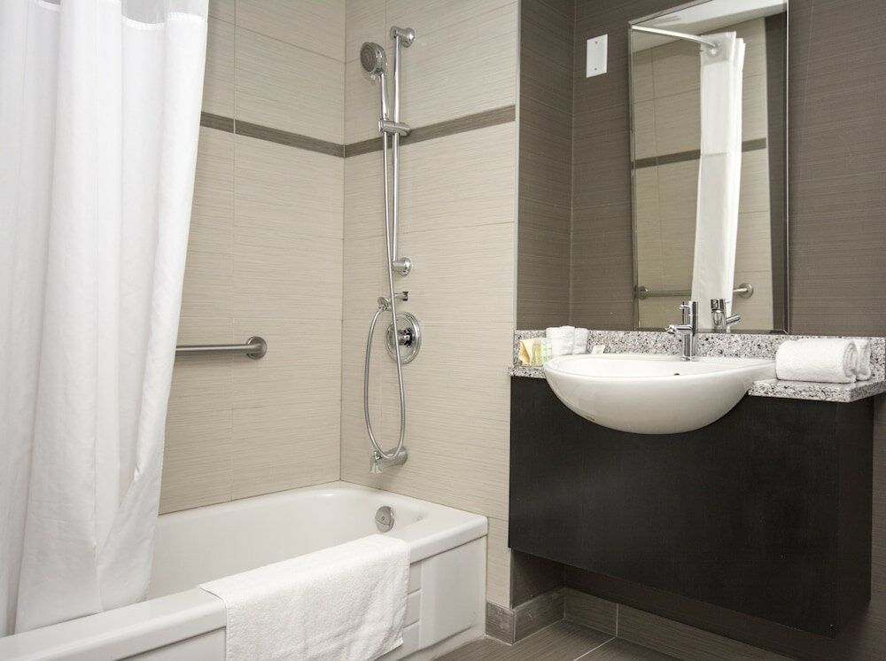 Фото Ramada by Wyndham Ottawa On The Rideau