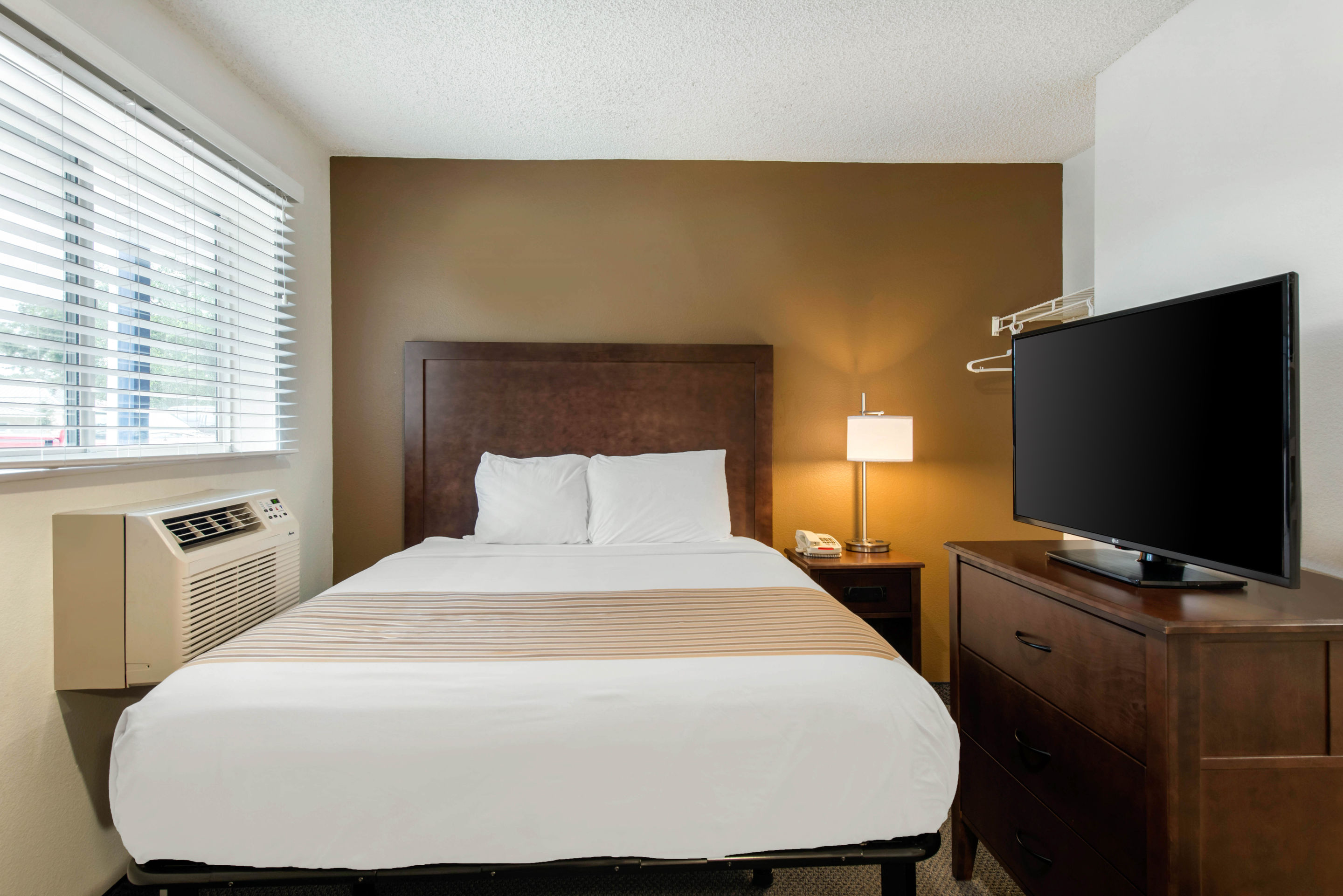 Фото Comfort Suites Orlando Airport