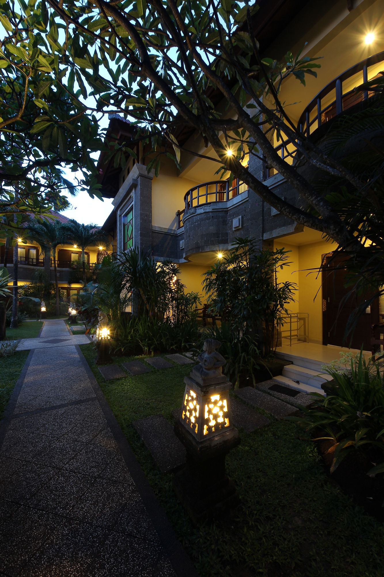 Фото Adhi Jaya Hotel