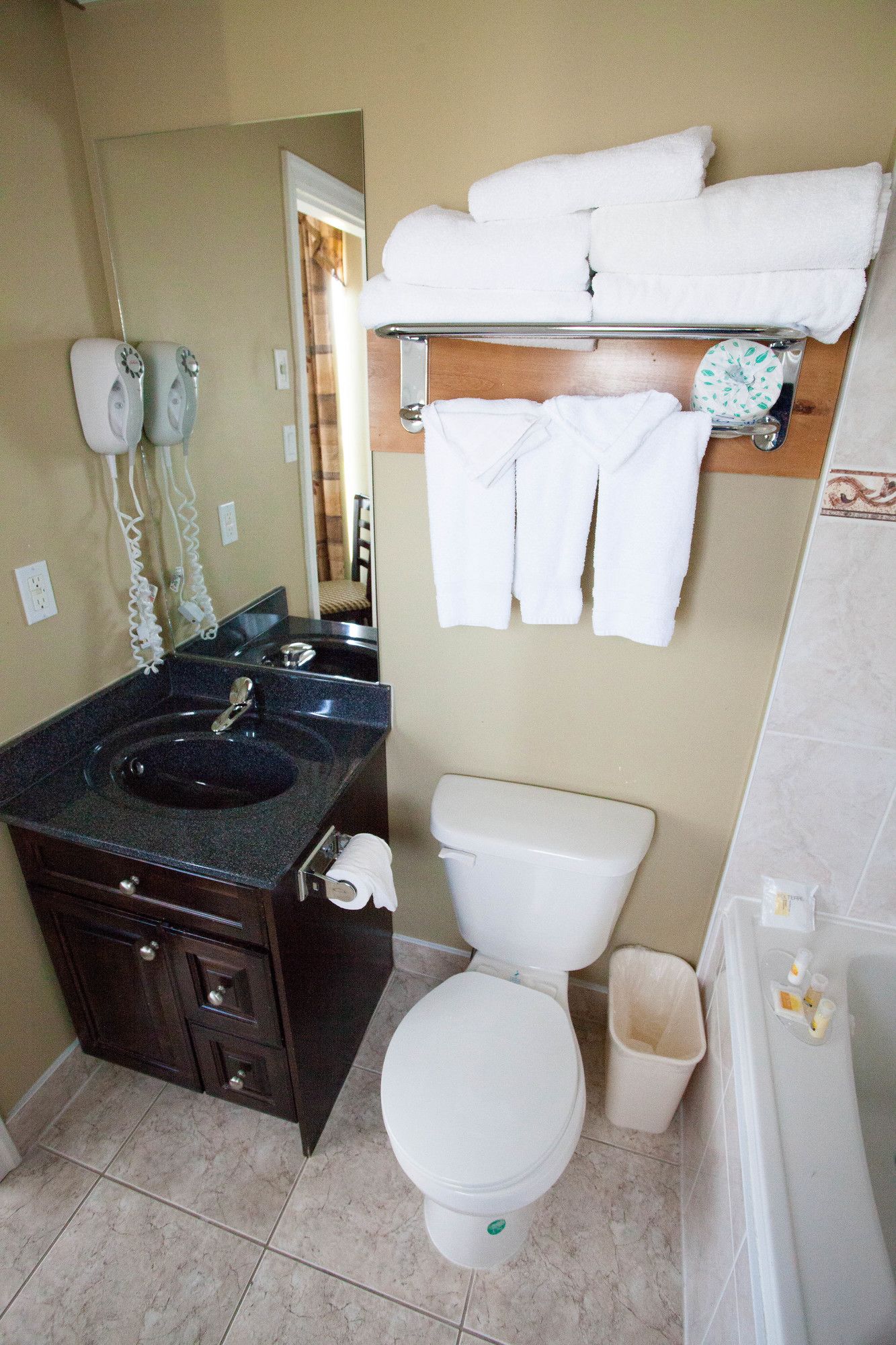 Фото Days Inn by Wyndham Surrey