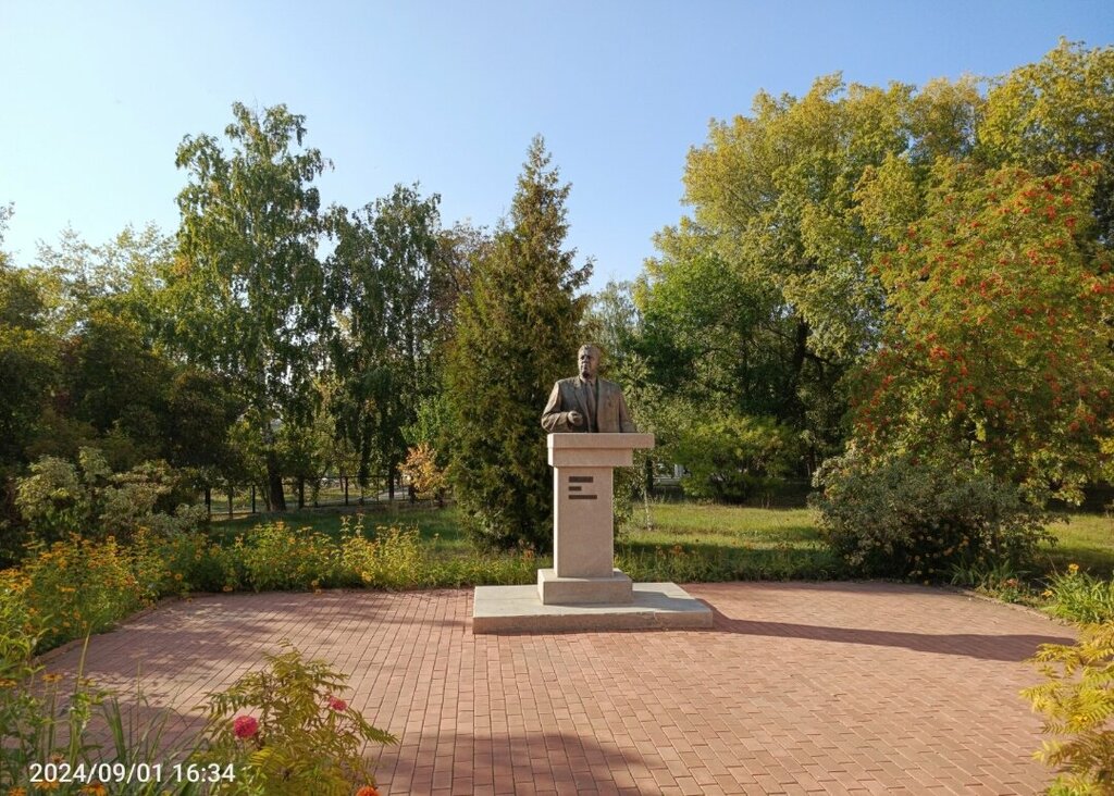 Monument, memorial Бюст инженера-строителя Ивана Васильевича Комзина, Togliatti, photo