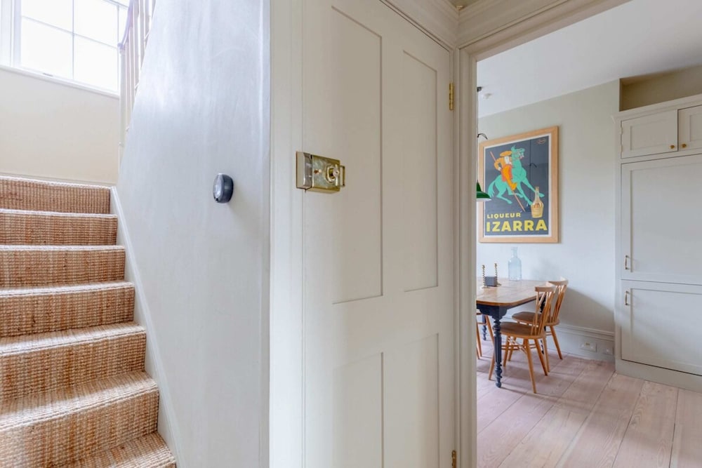 Фото Spacious & Elegant 2bd Victorian Flat - Islington!