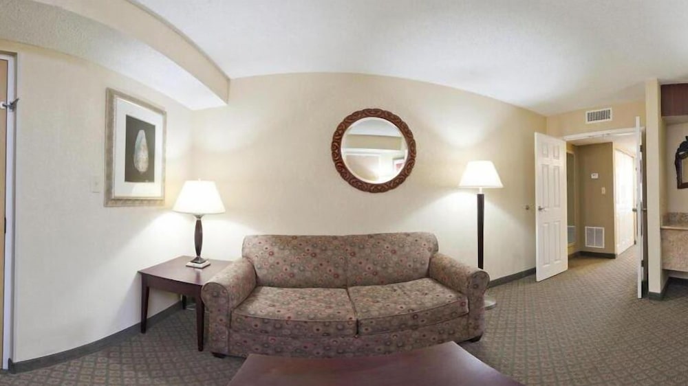 Фото Holiday Inn Express Clearwater East - Icot Center, an Ihg Hotel