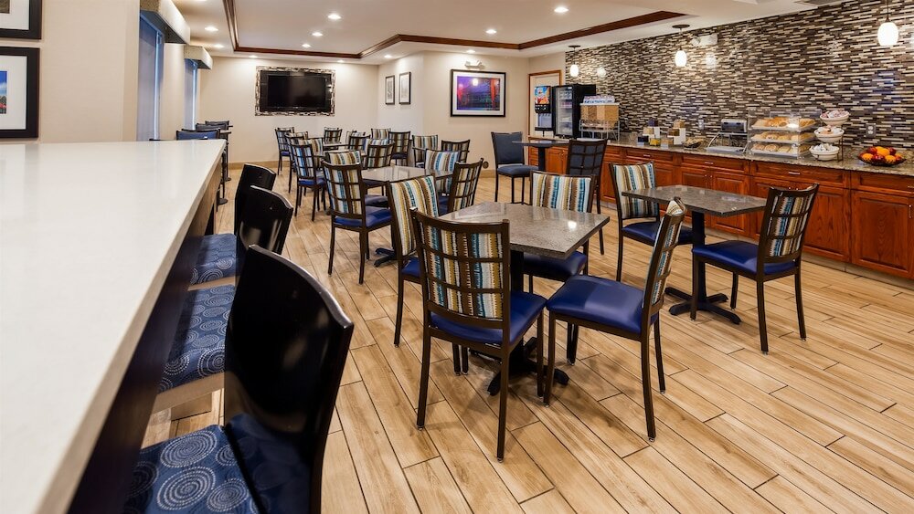 Фото Best Western Executive Inn & Suites