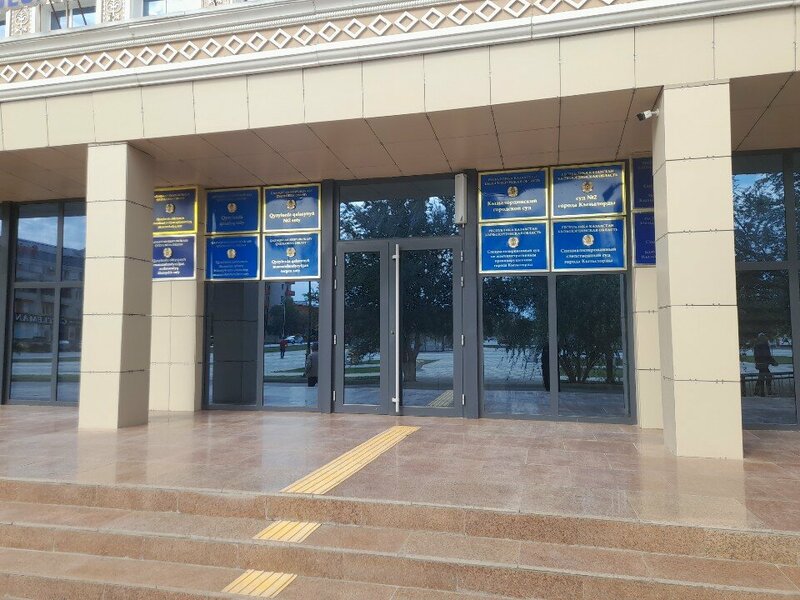 Әйелі трусисын шешіп алды