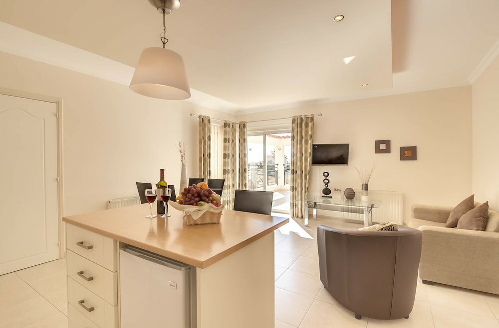 Фото Hill View Restaurant & Apartments