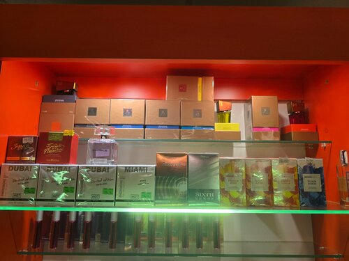 Devorga rezina diki yopishtirilgan qiz jinsiy aloqada boladi.