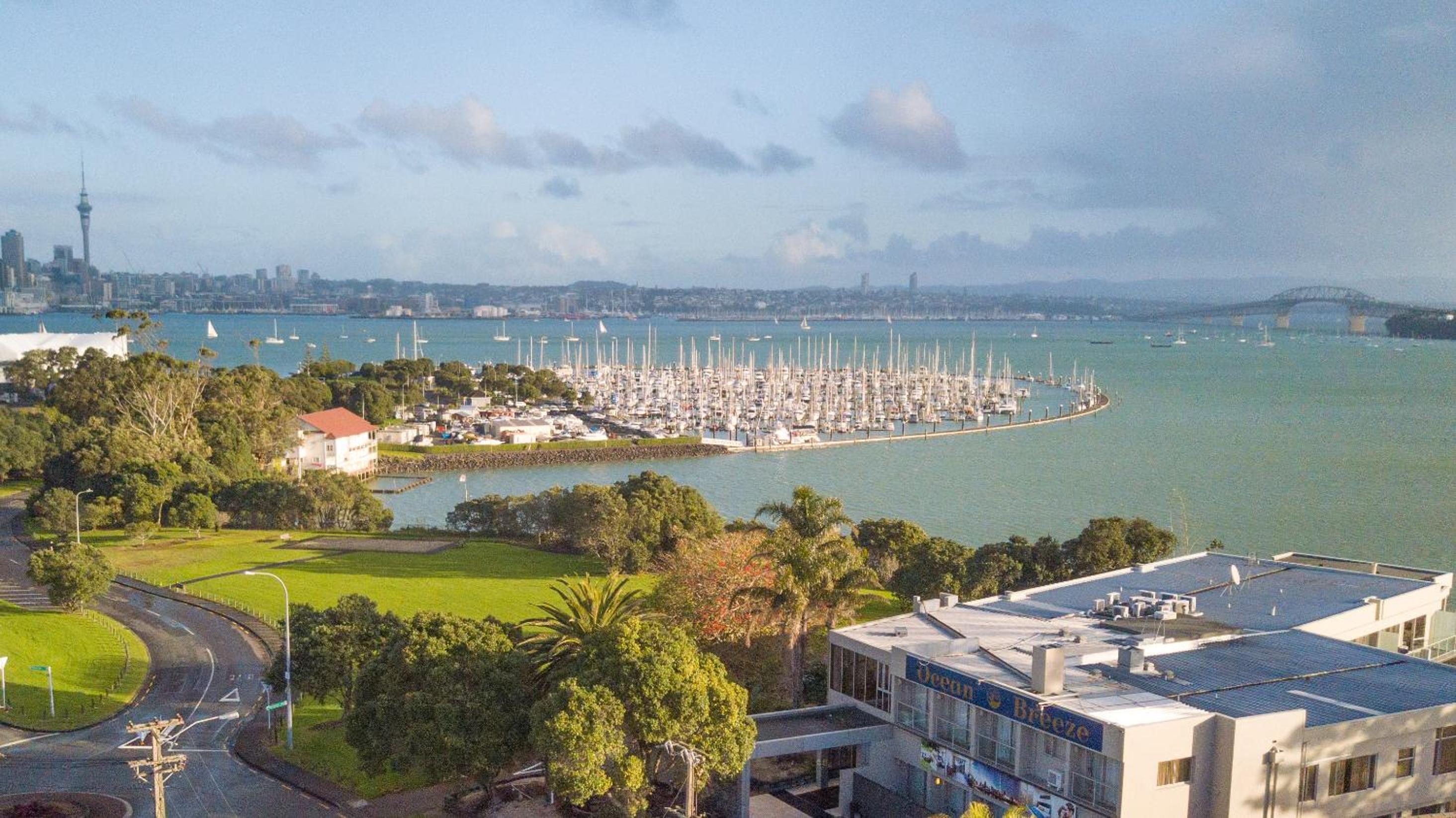 Фото Ocean Breeze Hotel