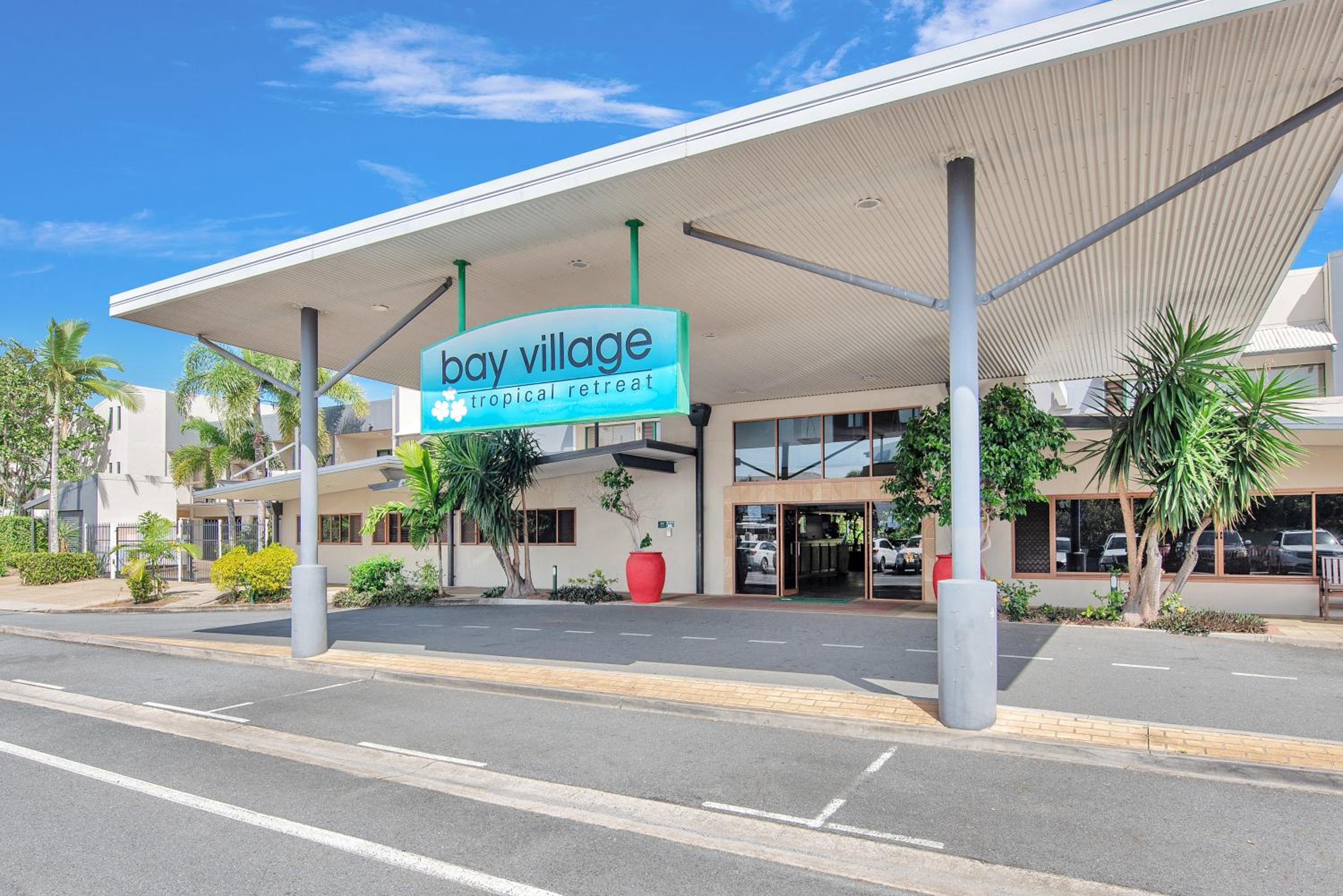 Фото Bay Village Tropical Retreat & Apartments